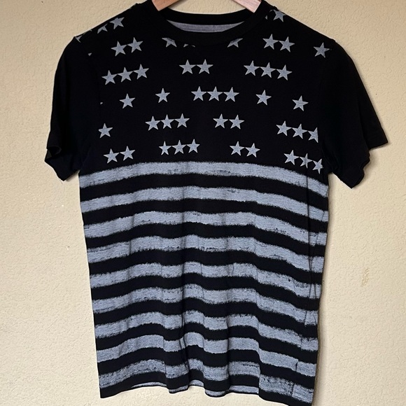 3/$20 Old navy black and gray American flag - Picture 4 of 9